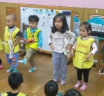 幼兒園10月活動照片:1023母語兒歌-踢球10