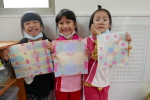 幼兒園10月活動照片:摺染畫