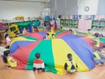 幼兒園11月活動照片:1102氣球傘遊戲08